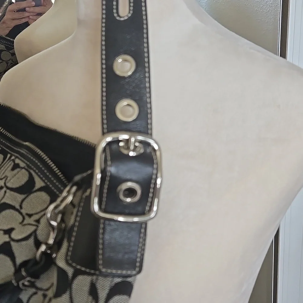 Coach Stylish Black and Cream Designer Women's Bag - Picture 3 of 6